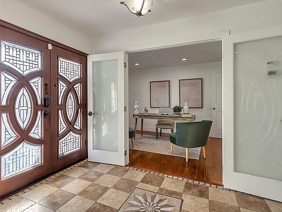 4th image of 543 Edelweiss Dr