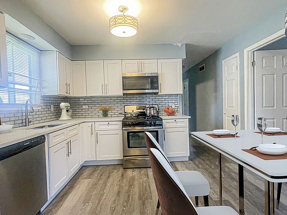 3rd image of 578 Price Ave