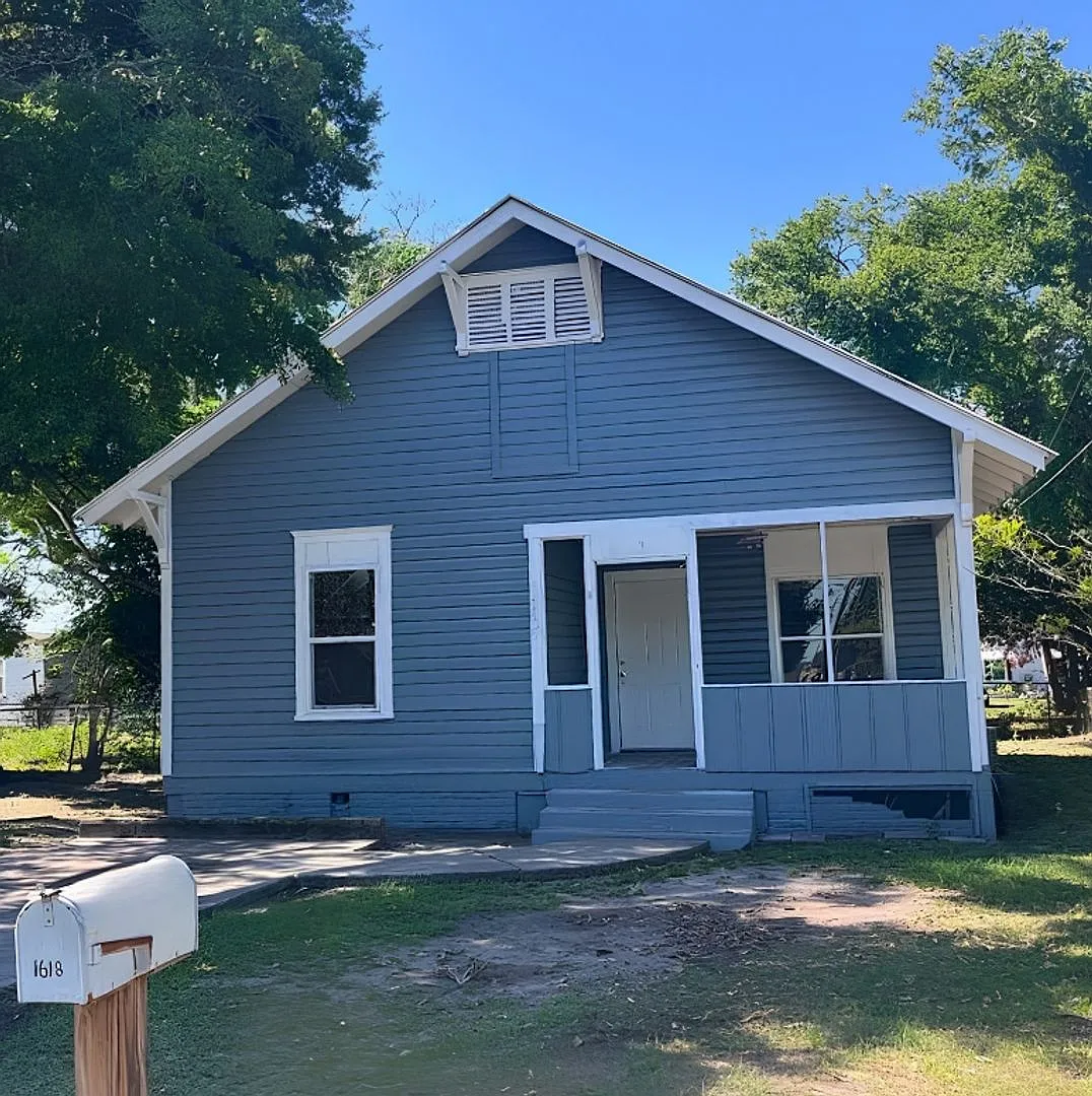 Spacious 3BR/1BA Lakeland Home with Large Covered Porch! — Photo 1