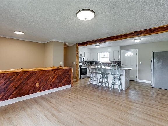 5th image of 2049 Saunders Rd