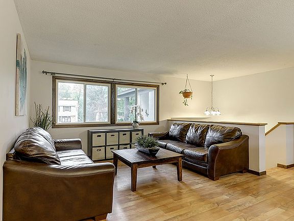 5th image of 2489 Brookview Dr E