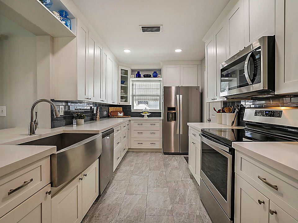 2nd image of 812 SW 5th Avenue