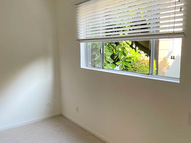 2250 N Beachwood Dr #102 — Photo 5