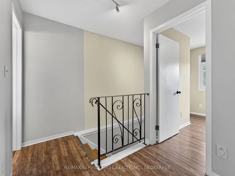 877 Muirfield Cres — Photo 18