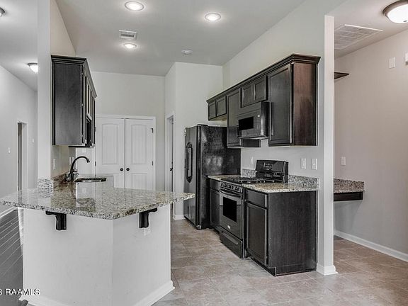 4th image of 415 Elwick Dr