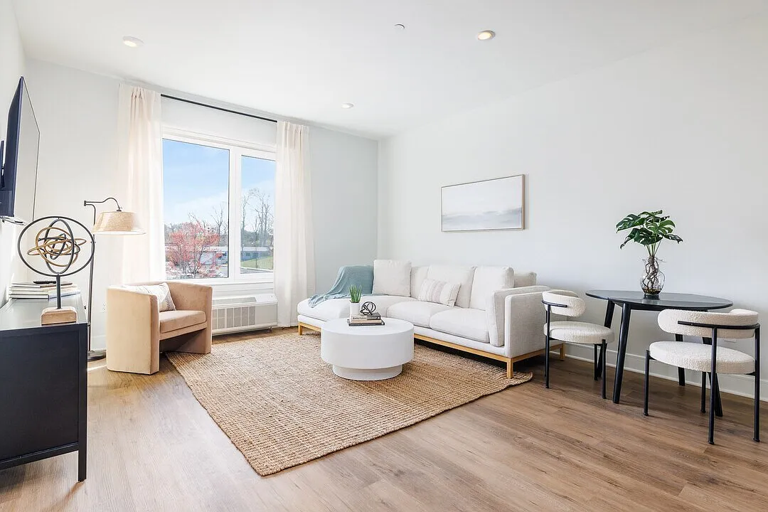 2 bed, 1044 sqft, $5,385 — Photo 3