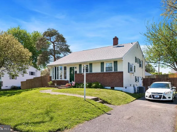 5 Stuart Dr, Chester, PA 19014
