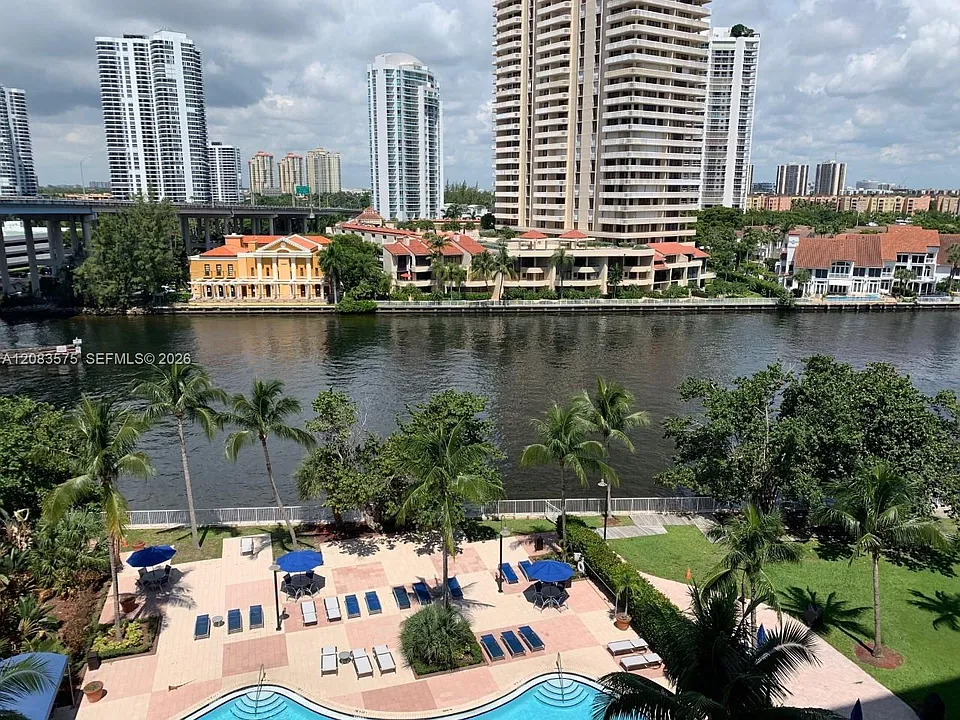 19390 Collins Ave #805