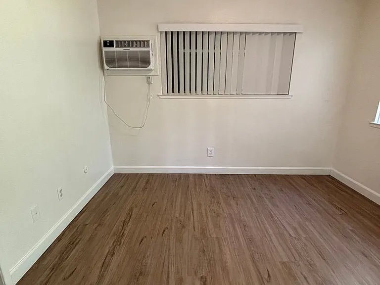 880 Conrad Ct — Photo 6