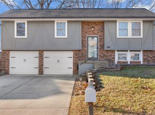 400 SW Killarney Ln, Blue Springs, MO 64014