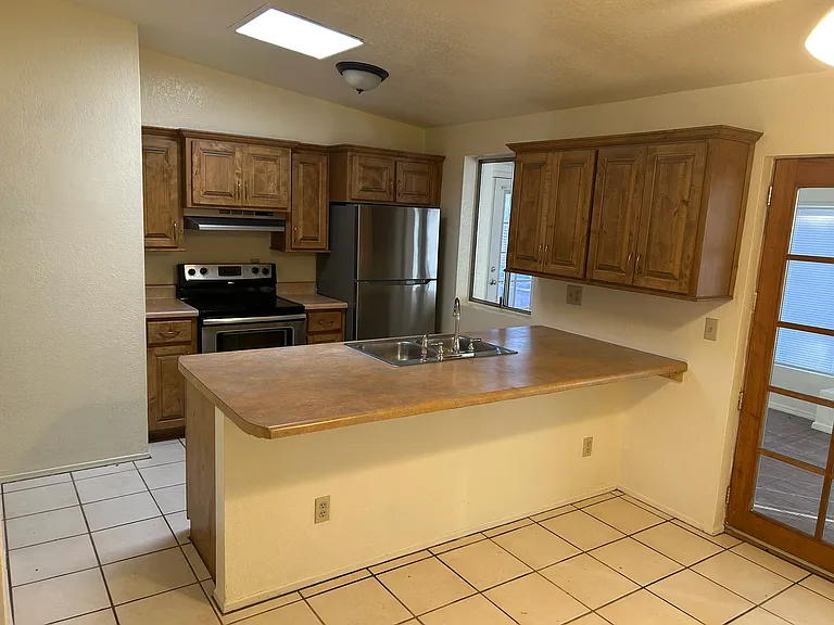 E 2nd Pl — Photo 36