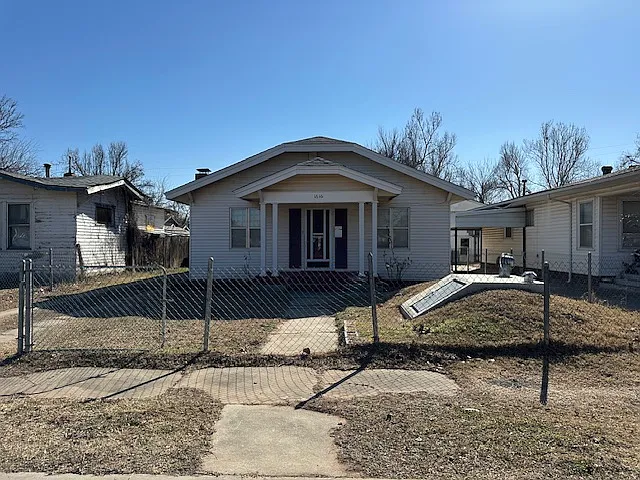 3 bed, 1.5 bath, 1175 sqft, $925 — Photo 1