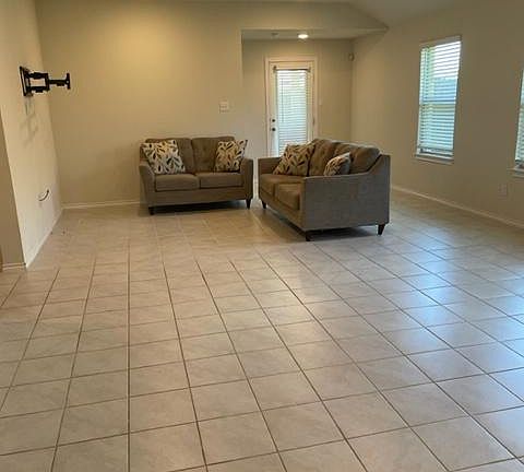 2nd image of 402 Silo Cir
