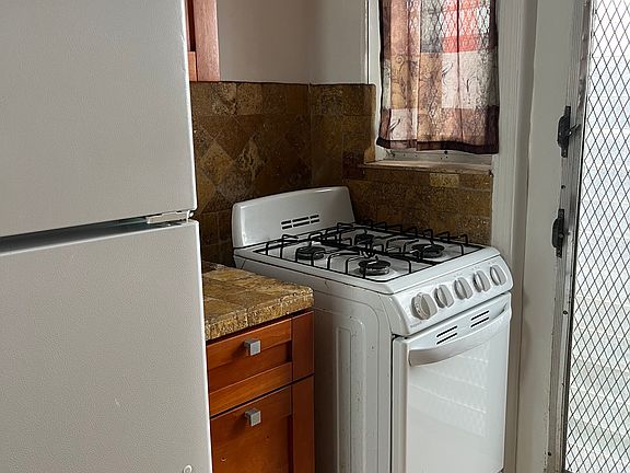 3rd image of 1526 Meridian Ave APT 9