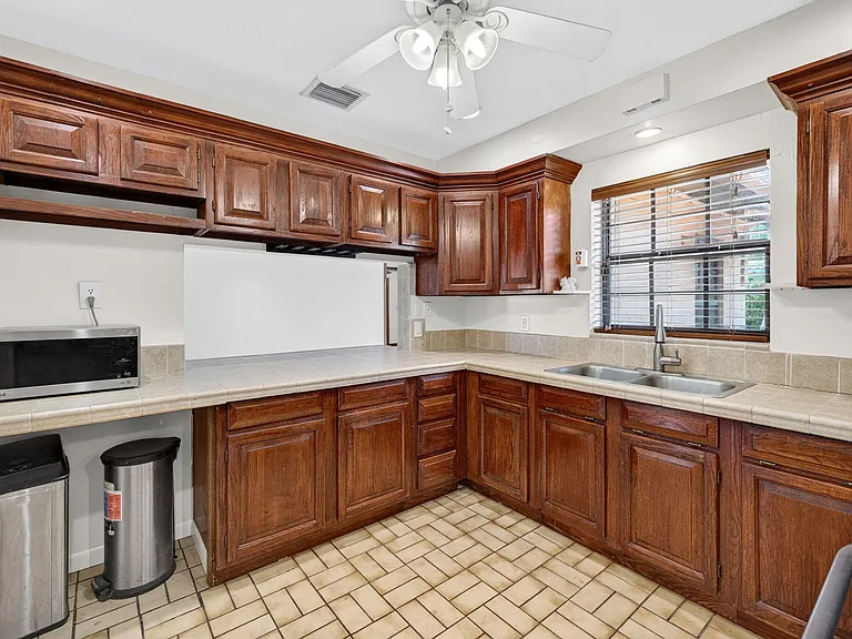 2060 Tropic Isle — Photo 18