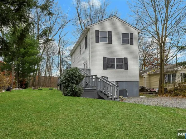 54 Race Track Dr, Hewitt, NJ 07421