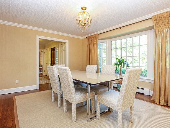 4th image of 24 Cowdin Cir