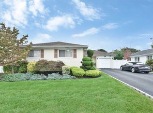 25 Harold Rd, Plainview, NY 11803