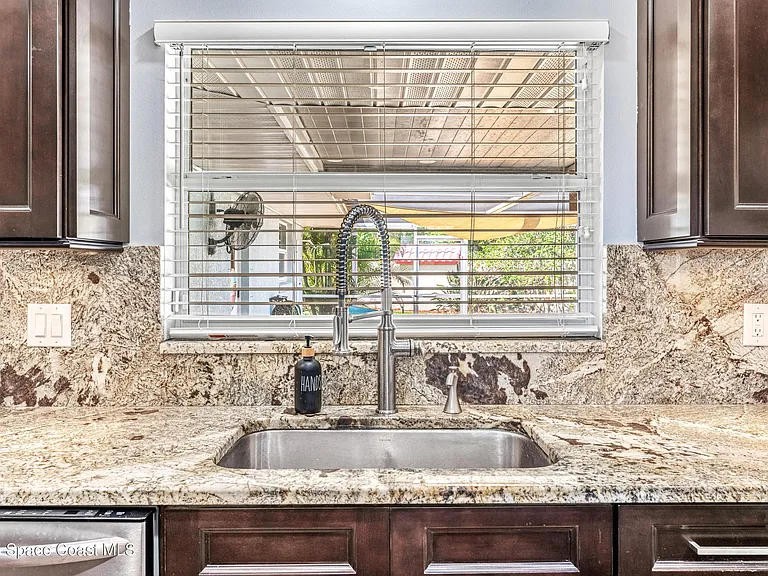 113 Las Palmas — Photo 17