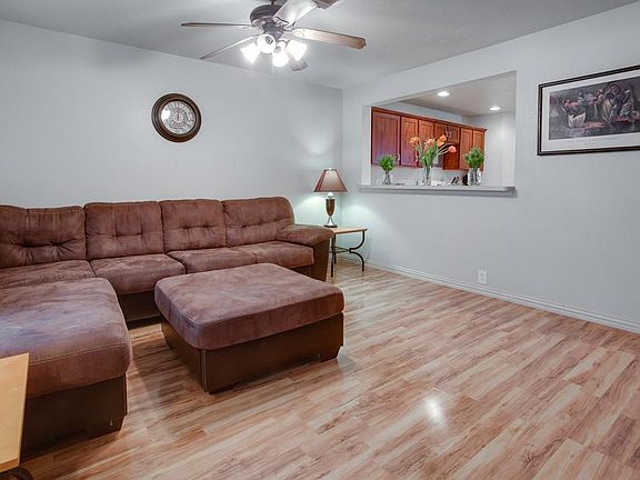 5th image of 826 Grand Plains Dr