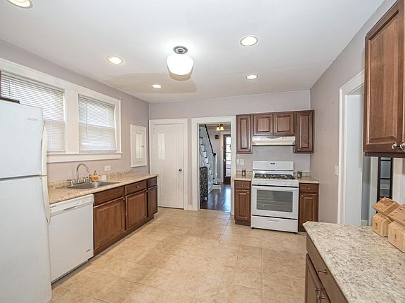 4th image of 10 Sterling Pl