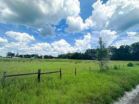 4th image of NE Sandspur Ln