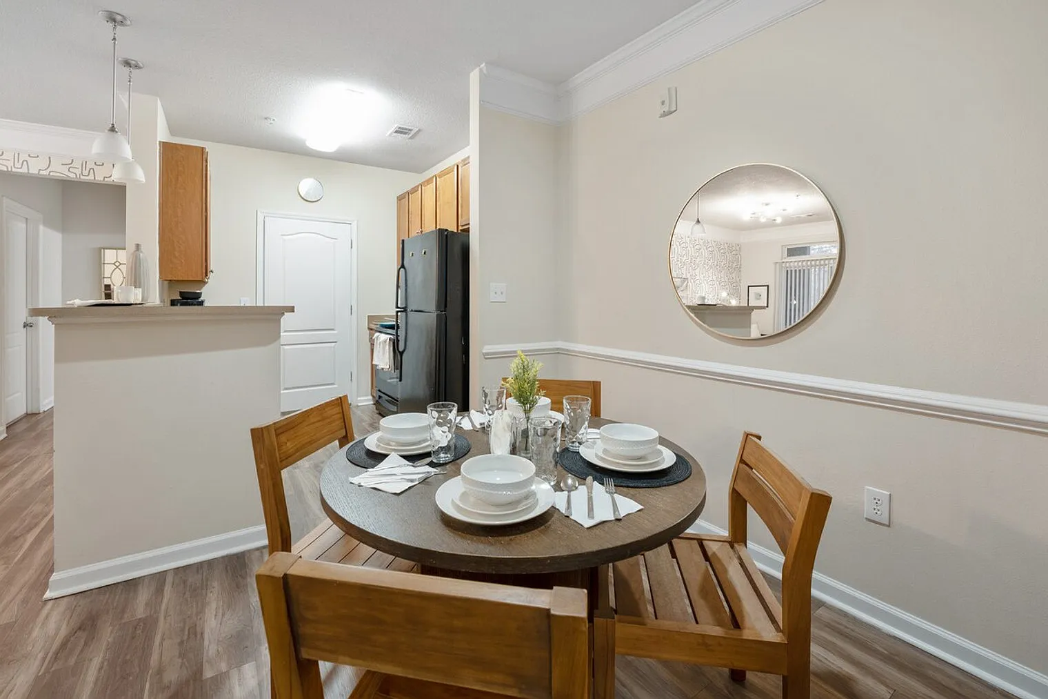 2 bed, 2.0 bath, 1001 sqft, $4,297 — Photo 3