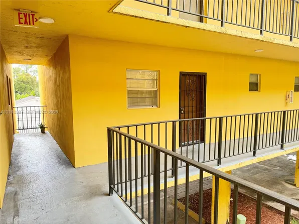 300 NE 125th St APT 208, North Miami, FL 33161