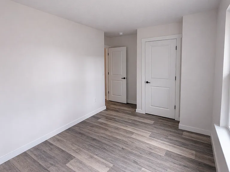 887 W 25th St — Photo 12