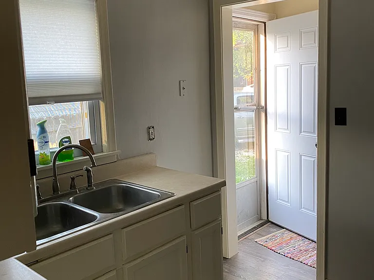 251 N Smart St — Photo 5