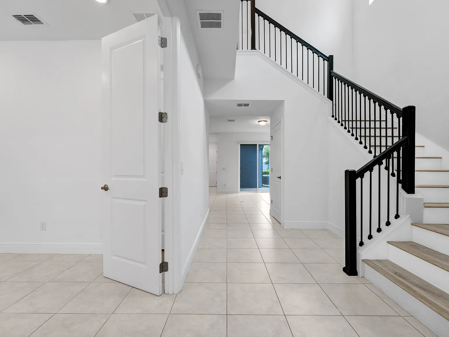 4 bed, 2.5 bath, 1945 sqft, $3,200 — Photo 4