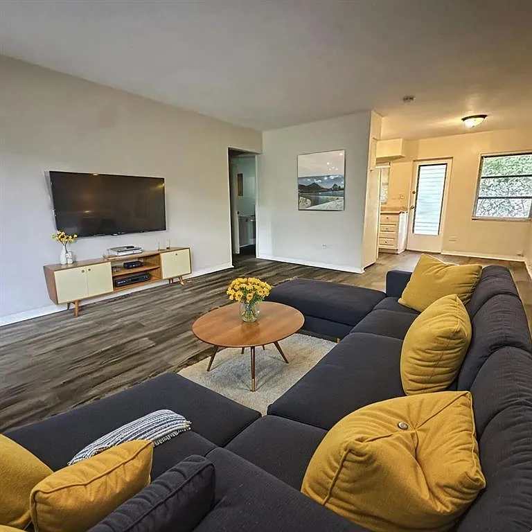 1 bed, 1.0 bath, 700 sqft, $1,325 — Photo 2