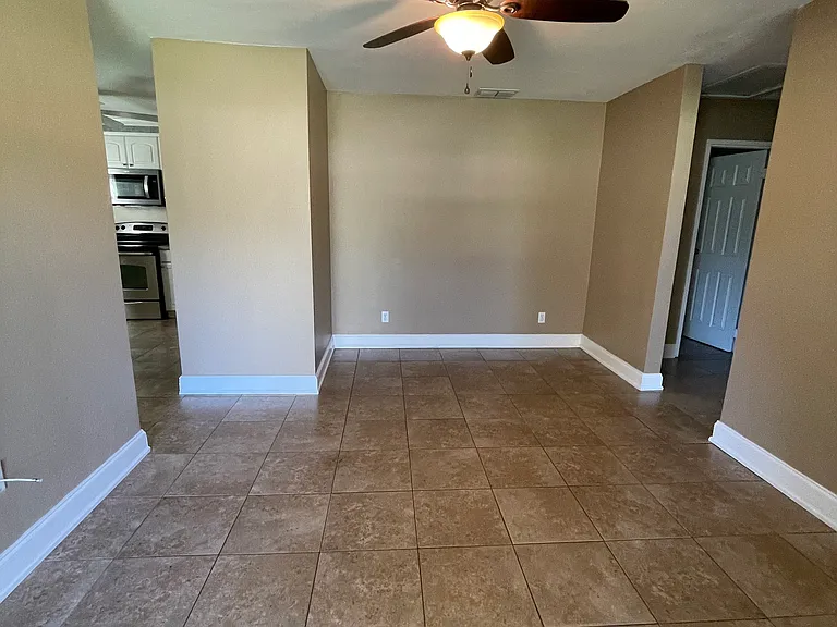385 W Ethelene St — Photo 2