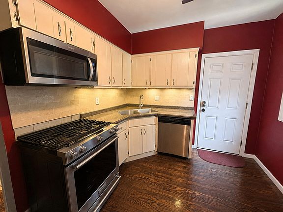 2nd image of 925 W Addison St #2C