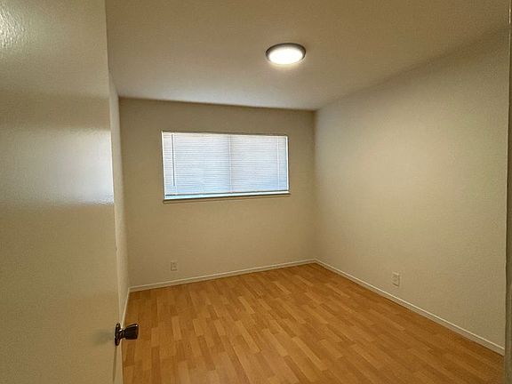 5th image of 204 Selwyn Dr APT 1