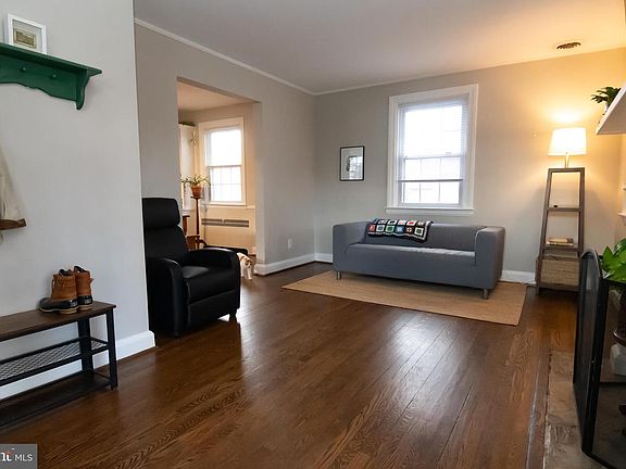3rd image of 425 Woodbine Ave