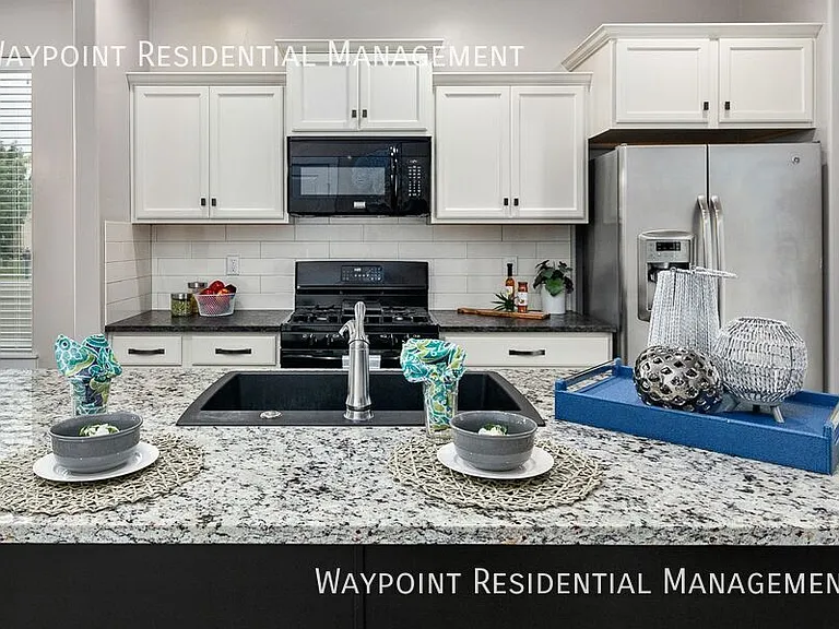 1142 W Parkstone St — Photo 16