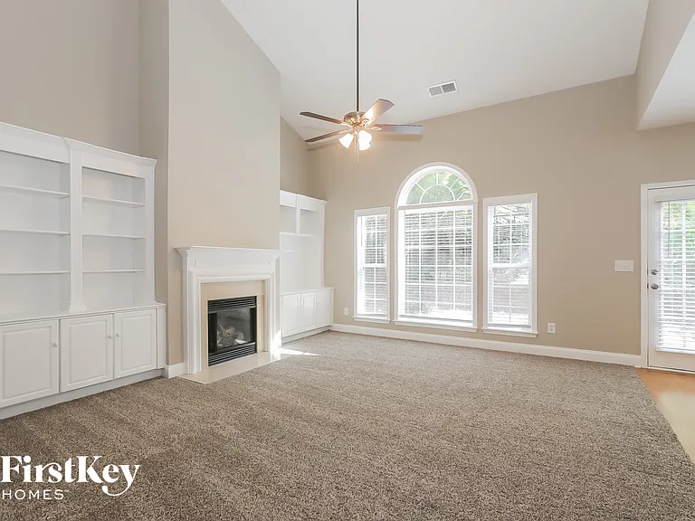 495 Roland Manor Dr — Photo 2
