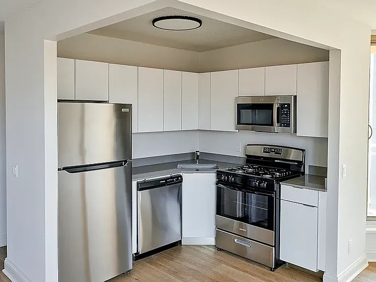 1952 1st Ave #1L — Photo 1