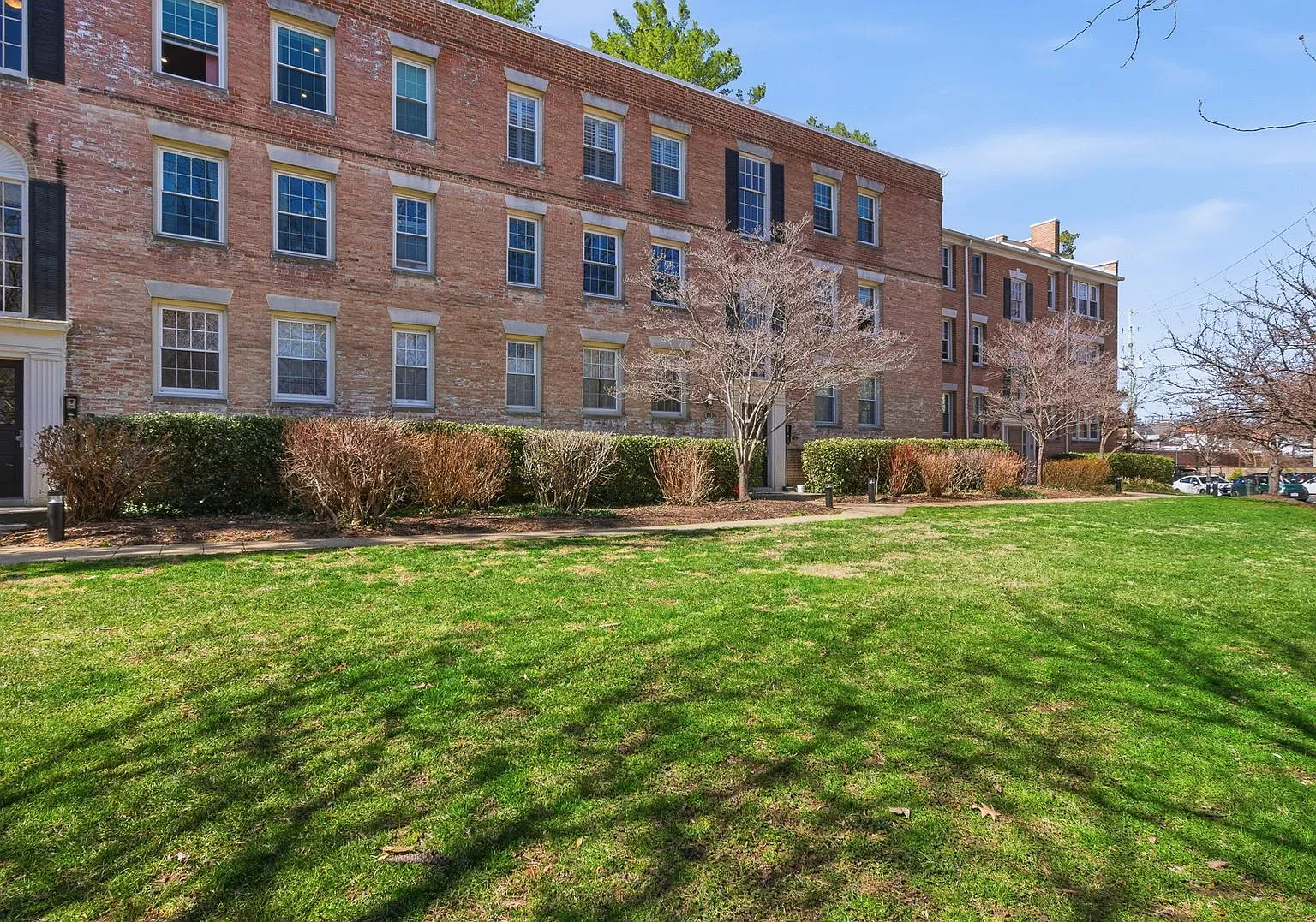 Top Floor Ordway Gardens One Bedroom-Fully Furnished, One Parking Space, & More! — Photo 1