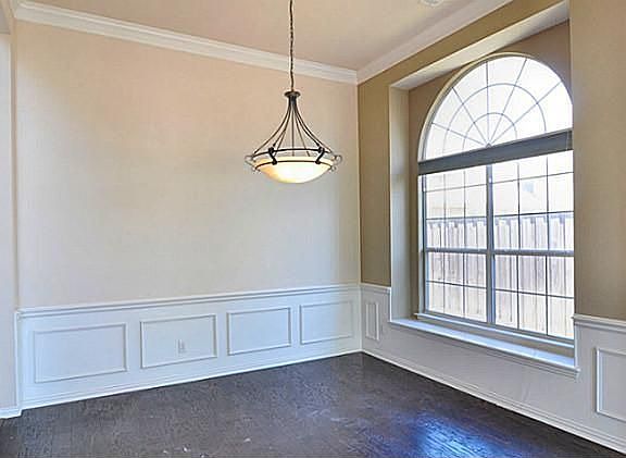 4th image of 7515 Larchmont Dr