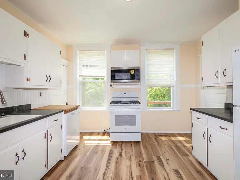 222 W Main St — Photo 34