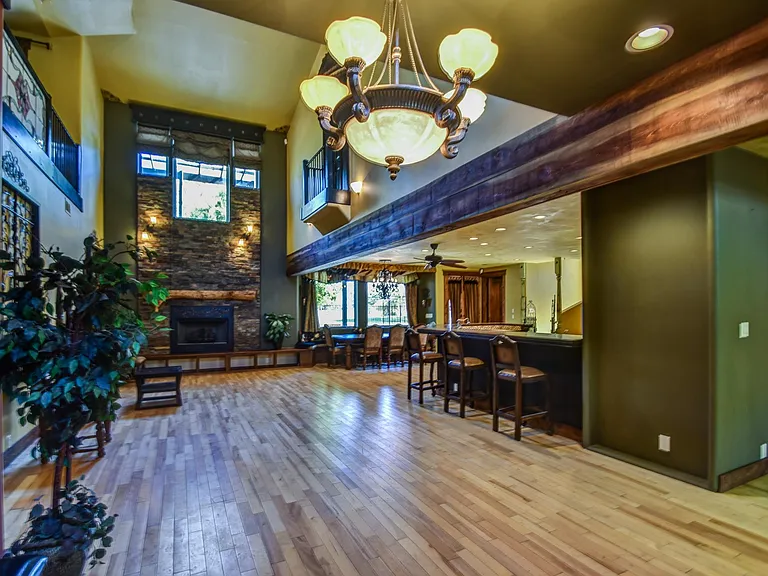 1341 E Ivyglen St — Photo 1