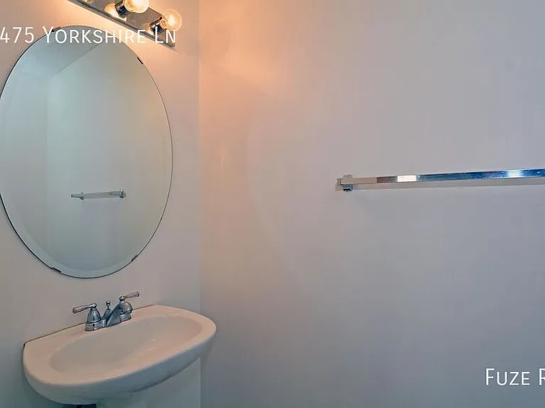 1475 Yorkshire Ln — Photo 10