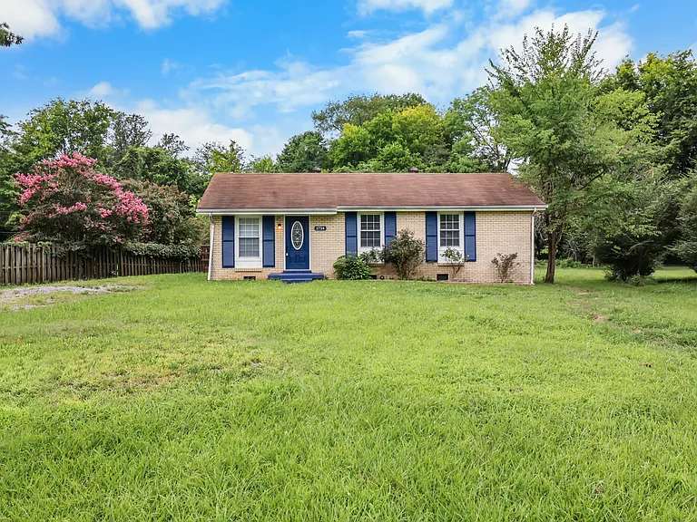 2724 Ann Dr — Photo 2