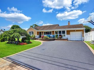 286 E 4th St, Deer Park, NY