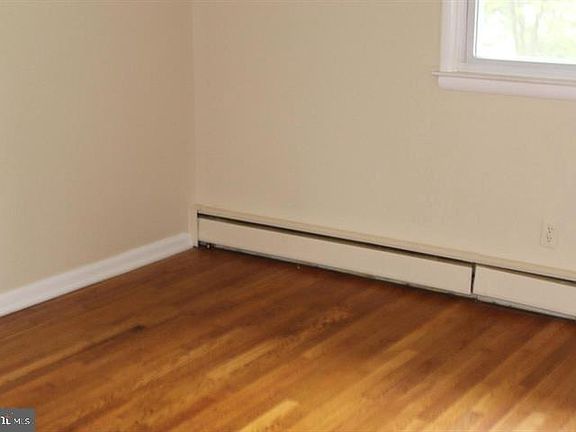 5th image of 423 Roseanna Ave