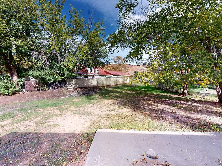 451 Loveridge Dr — Photo 15