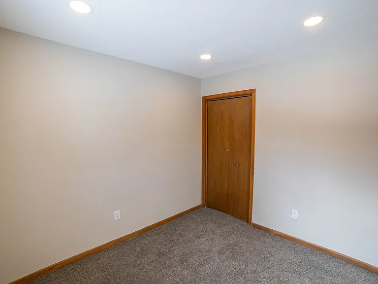 9640 Stony Hollow Dr — Photo 17
