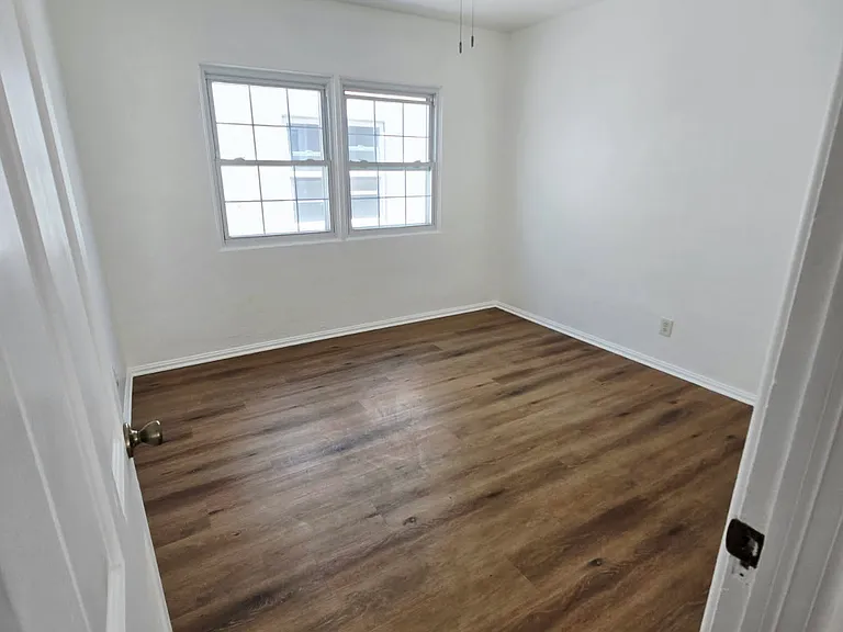 233 1/2 Pomona Ave #1/2 — Photo 9